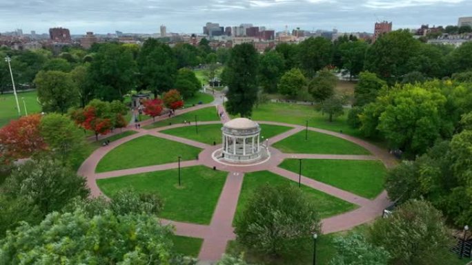 波士顿公共和公共花园。秋天的空中，秋天的落叶丰富多彩。空中建立镜头。