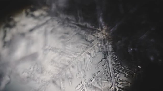 水结晶成雪花并融化。显微镜下的俯视图