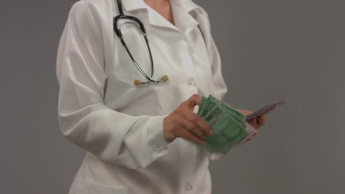 穿白大褂的医生数钱。腐败的医疗保健系统