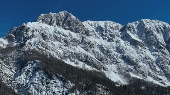 晴天空中无人机拍摄雪山链