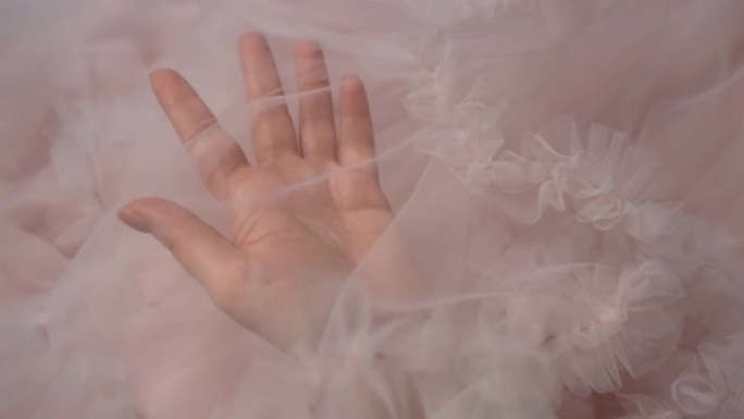 透明粉色薄纱。柔和的色彩，浪漫而温柔的窗帘