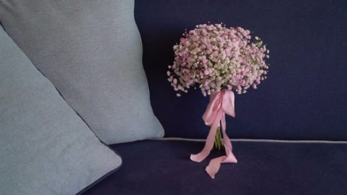 一束白色和粉红色的小灌木花。给女人的礼物，节日，婚礼