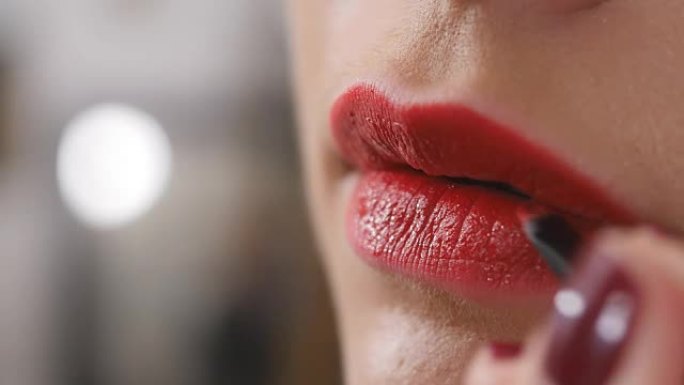 化妆师画了一个年轻女人的嘴唇