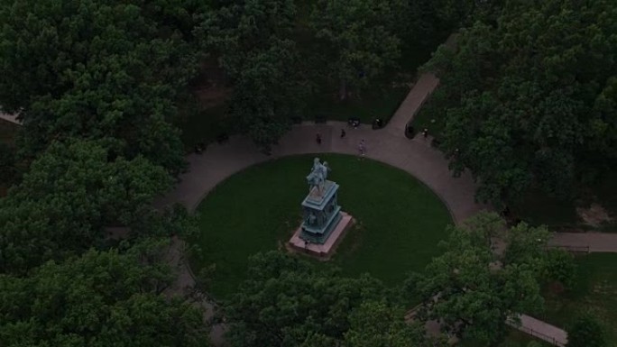洛根圆环和约翰·洛根雕像的鸟瞰图。