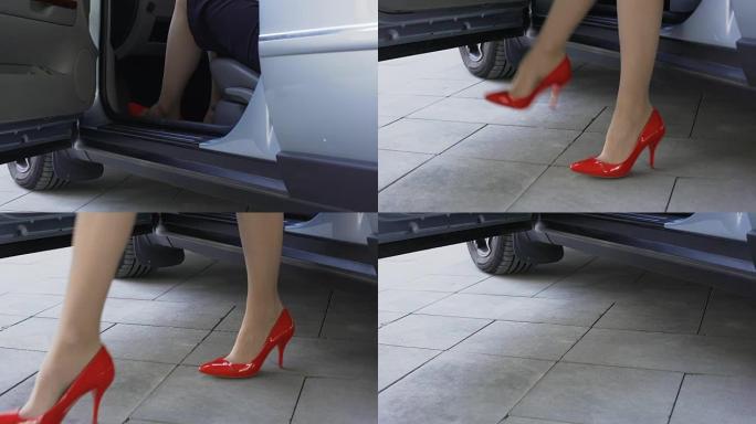 性感的秘书穿着红色的鞋子下车走到办公室