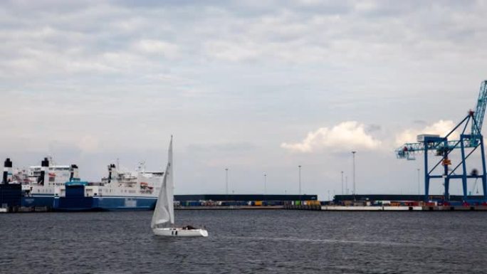 滚装滚装运输船停泊在马尔默港，延时放大