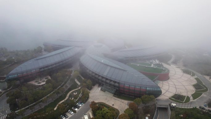 雾天航拍上海滴水湖洲际酒店4K