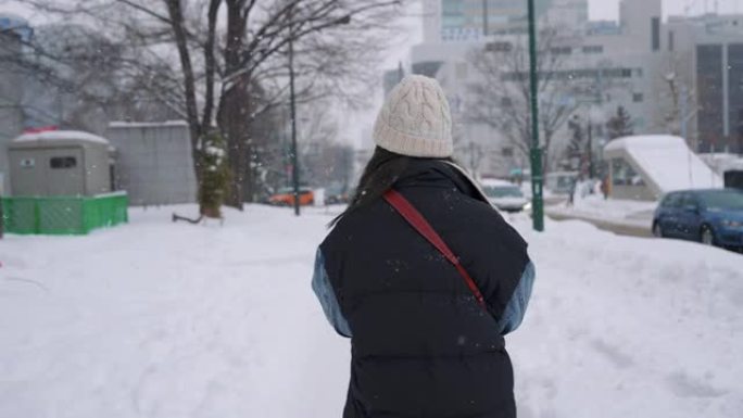 下雪时在札幌散步的女人