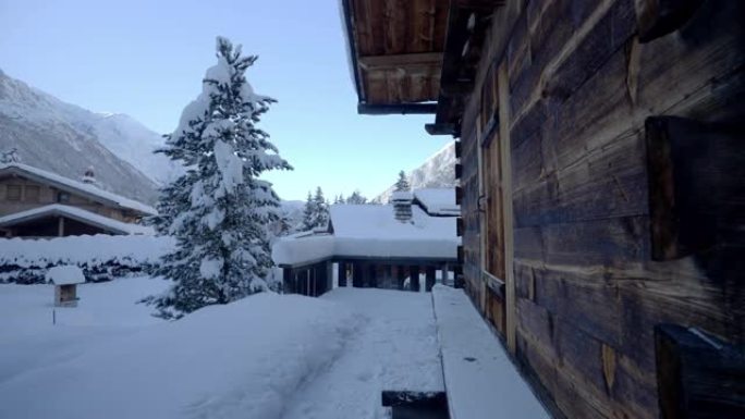 从山中一个白雪皑皑的村庄的小屋中可以看到广阔的视野