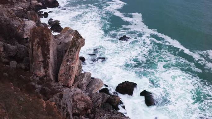 石崖和飞溅的海浪的岩石海景。黑海沿岸、保加利亚、假面布赖格