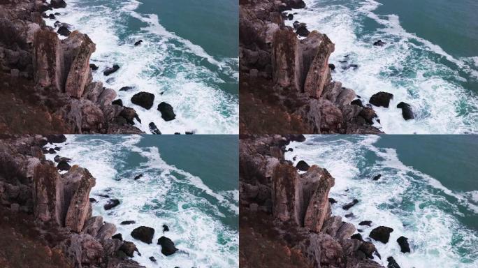 石崖和飞溅的海浪的岩石海景。黑海沿岸、保加利亚、假面布赖格