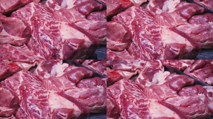 肉店。超市里有多种肉类产品可供选择。陈列柜里的鲜肉。陈列柜里的新鲜生肉。