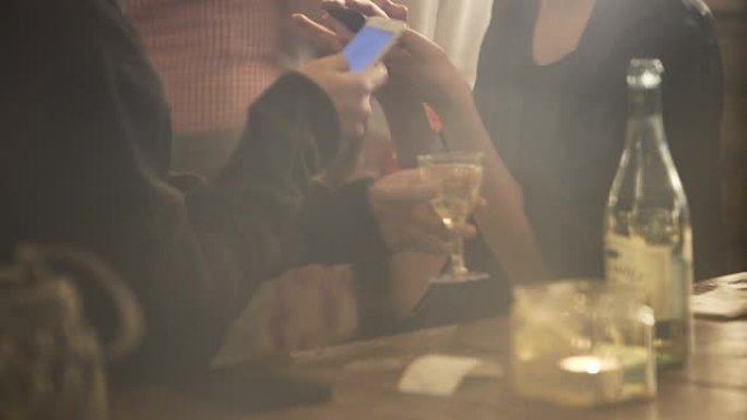 忙碌的人们在聚会上使用智能手机，用小工具代替通讯