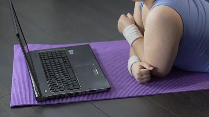 超重女孩躺在笔记本电脑前，生气地打字，反馈评论