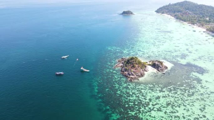 泰国萨顿利佩岛水晶般清澈的海洋和白色海滩的鸟瞰图