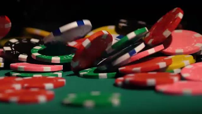 在赌场中赢得头奖，许多扑克筹码落在绿色上