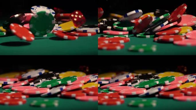 在赌场中赢得头奖，许多扑克筹码落在绿色上