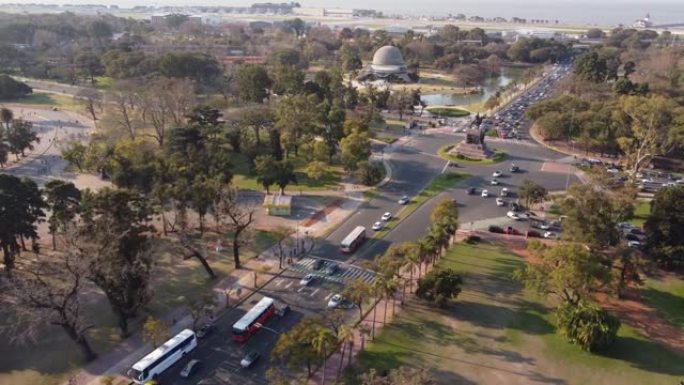 空中天桥道路，背景是驾驶汽车和著名的伽利略天文馆 -- 阿根廷布宜诺斯艾利斯