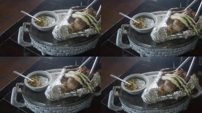 蒂华纳一家餐厅的白铁饼托盘上的墨西哥风味烤鸡，配有清汤和烤葱