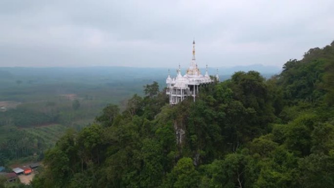 泰国丛林山上佛教寺庙的鸟瞰图