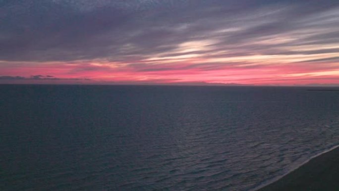 风景秀丽的科尔特斯海海岸线，黄昏