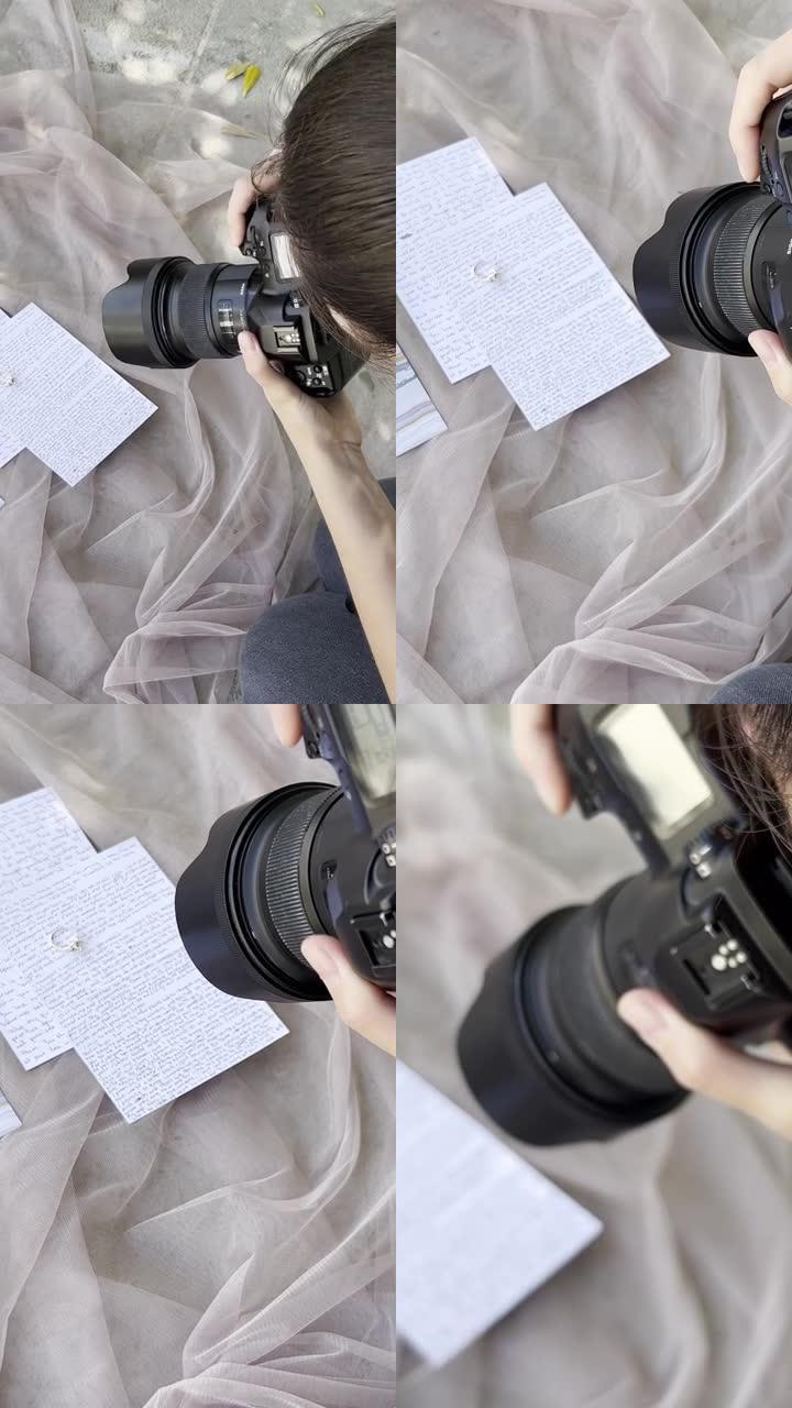 摄影师女孩用戒指拍摄结婚请柬