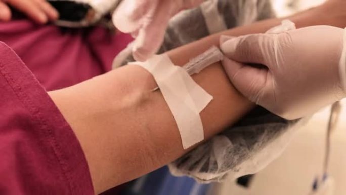 献血，护士在静脉中使用针头