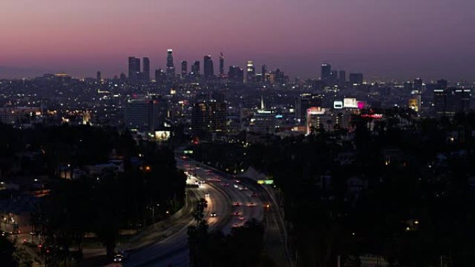 日出前洛杉矶的固定无人机拍摄-好莱坞，韩国城和市中心