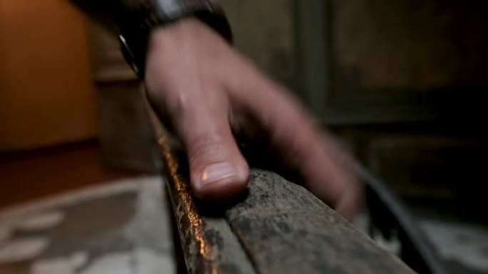 经验丰富的修复师评估古代建筑的木制扶手状况
