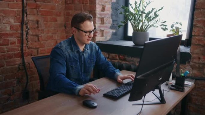 男性工程师在办公室中使用计算机，在软件中进行项目和财务报告