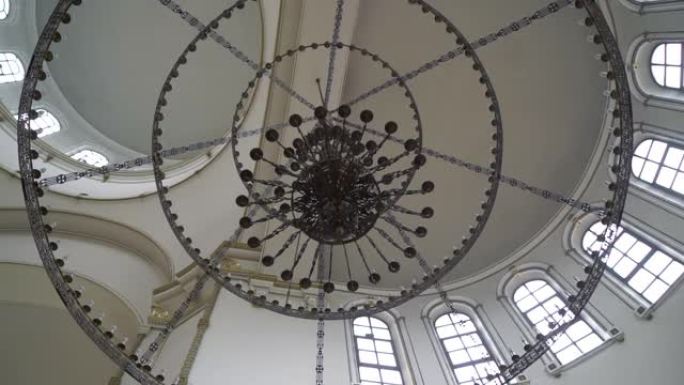 东正教或天主教教堂的大型古董黑色吊灯。