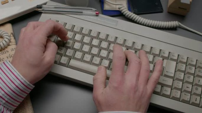 复古20世纪80年代文字处理器键盘，男性手打字
