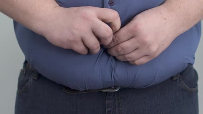胖子花了很多力气把衬衫扣在巨大的肚子上，肥胖