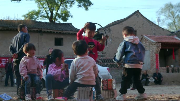 农村小孩子一起玩耍