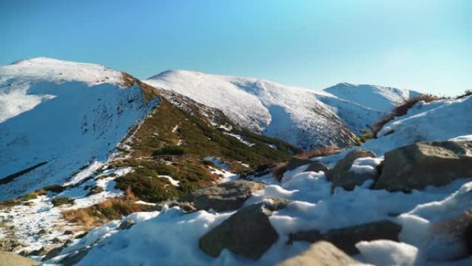 山顶的风景被雪，云雾覆盖在下面