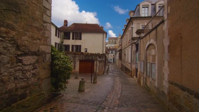 视频捕捉了位于欧塞尔市中心的一条令人惊叹的街道的景色，展示了这座城市丰富的历史和法国的遗产。带有古老