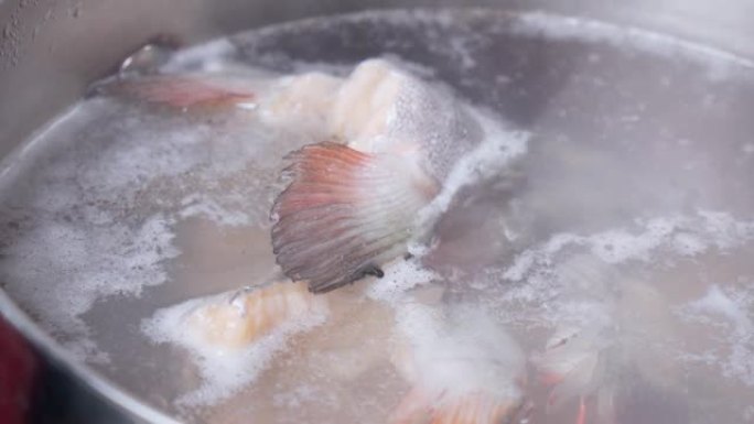 煮鱼汤鱼汤，鳟鱼，开水特写。选择性聚焦