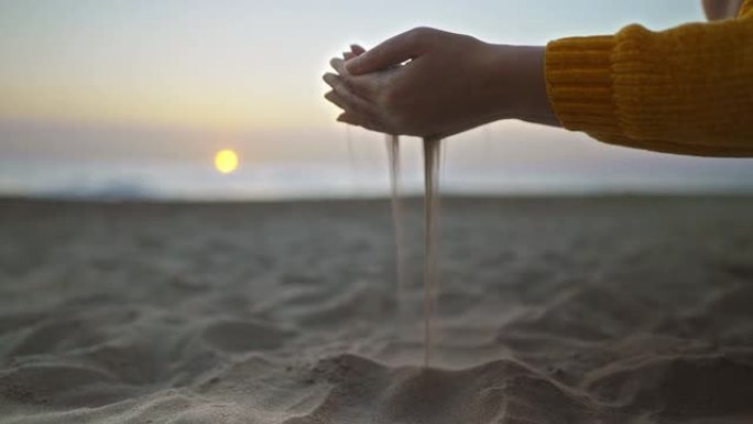 沙子从你的手指上滑过。时间转瞬即逝。