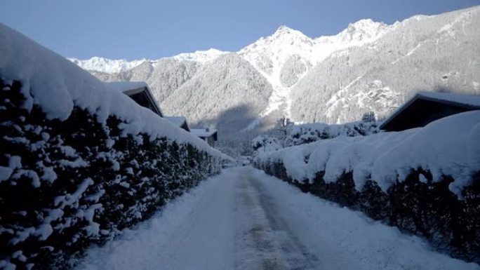 通往山区村庄的雪道景观