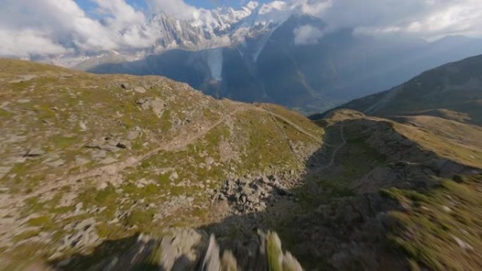 空中无人机拍摄崎mountain的山脉景观