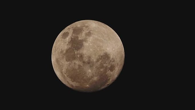 夜晚的超级月亮