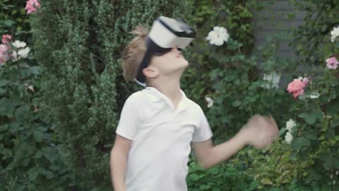 小男孩使用虚拟现实眼镜
