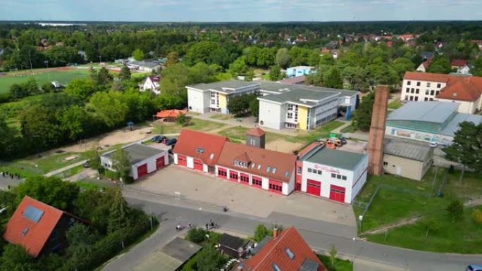 村里的教育中心
令人惊叹的鸟瞰图飞行全景轨道无人机
夏季2022年8月在德国勃兰登堡的一个消防部门。