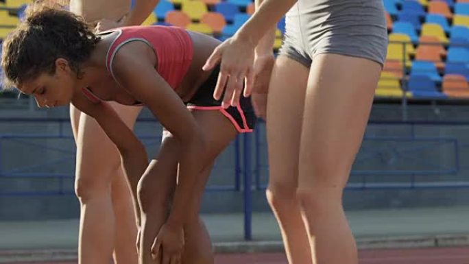 女运动员揉腿，准备肌肉，抗脂肪运动