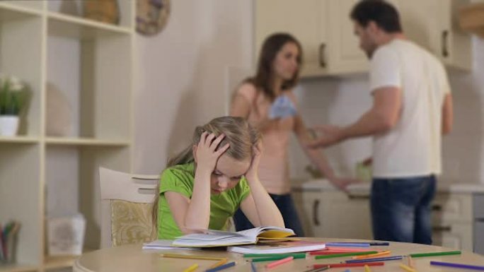 心烦意乱的孩子在听离婚的父母打架，遭受家庭冲突的困扰