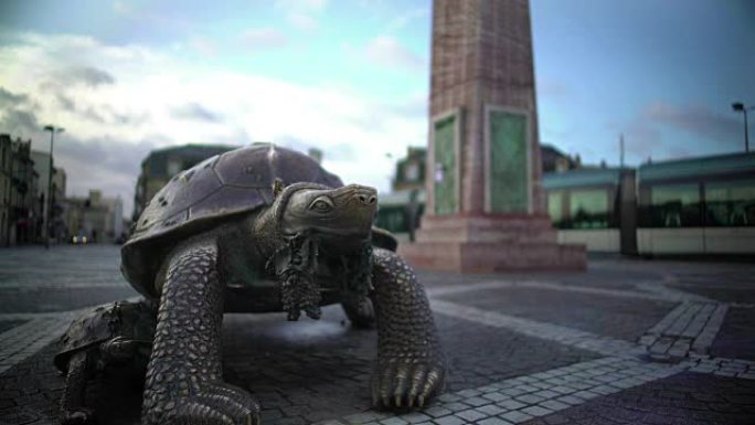 站在法国波尔多的维多利亚广场上的海龟青铜雕塑