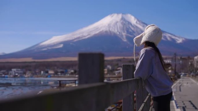 妇女在山中湖旅行围栏栏杆阳光光影外出玩耍