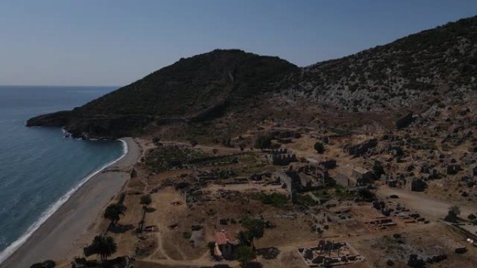 在山坡上建造的古城的海岸景观