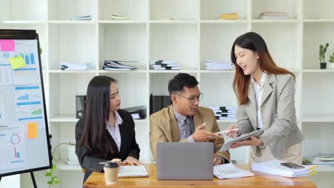 亚洲企业家和商务人士在会议室开会，讨论业务规划，财务预算和投资风险评估，以分析客户群体以增加公司增长