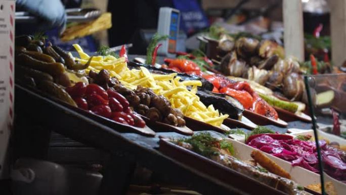 街头食品销售 ..蔬菜、蘑菇、薯条和其他各种小吃都在菜肴中。冬季交易会，户外贸易。